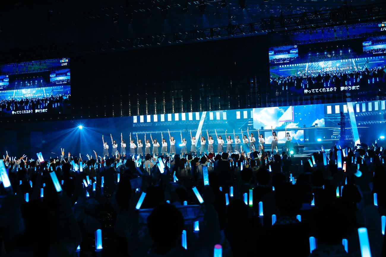 2周年記念メモリアルライブでパフォーマンスする日向坂46（上山陽介氏撮影）