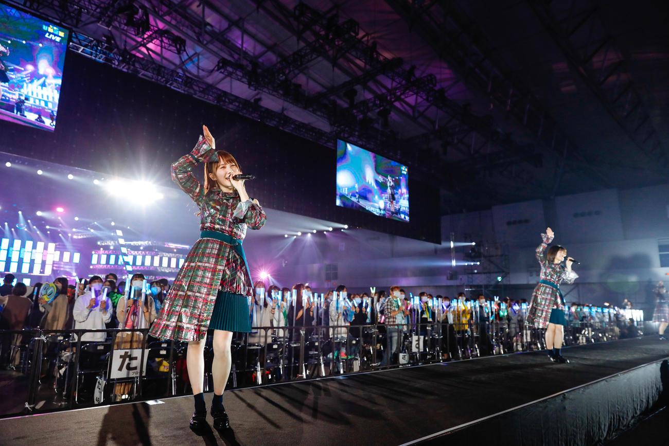 2周年記念メモリアルライブでパフォーマンスする日向坂46（上山陽介氏撮影）