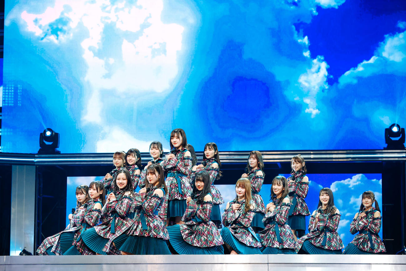 2周年記念メモリアルライブでパフォーマンスする日向坂46（上山陽介氏撮影）