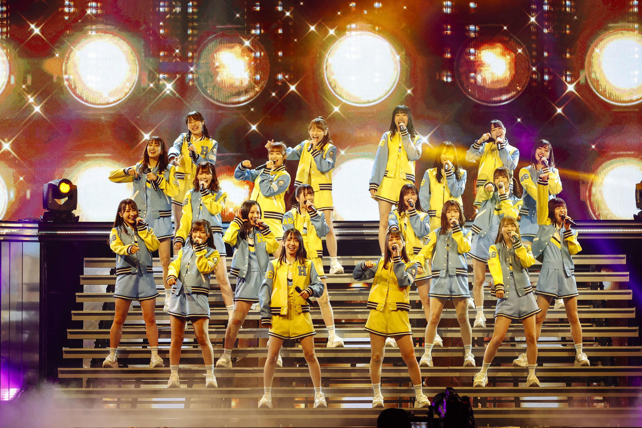 2周年記念メモリアルライブでパフォーマンスする日向坂46（上山陽介氏撮影）
