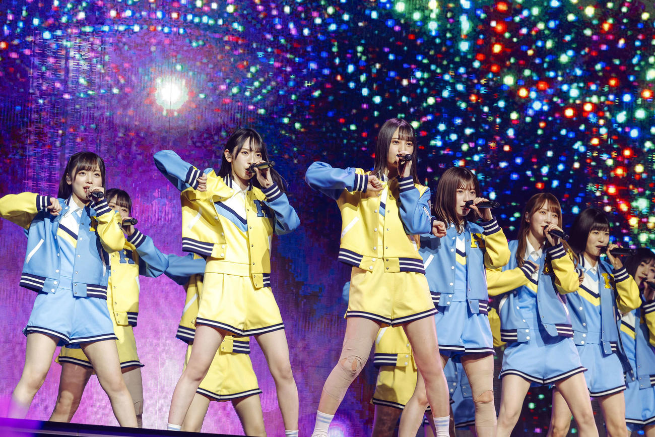 2周年記念メモリアルライブでパフォーマンスする日向坂46。中央は小坂菜緒（上山陽介氏撮影）