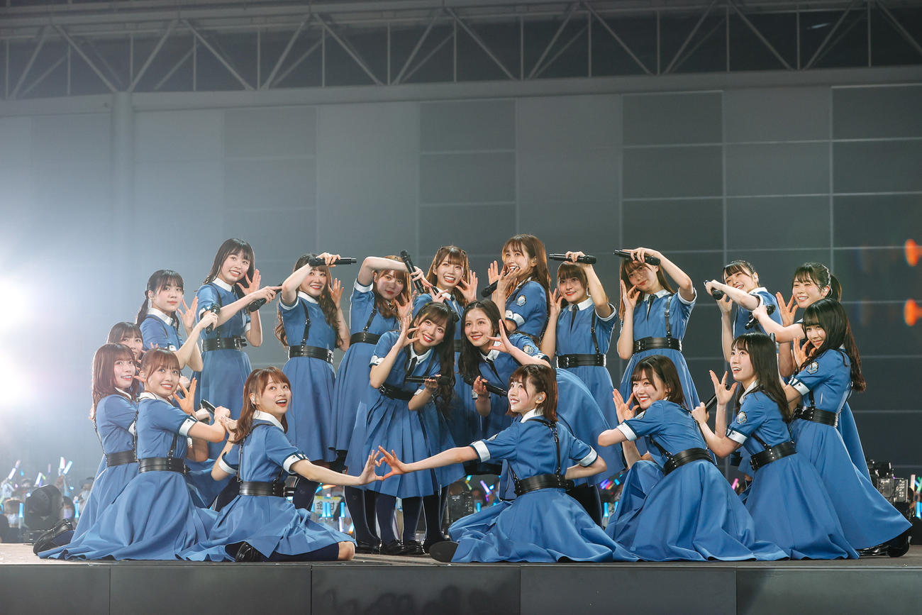 2周年記念メモリアルライブでパフォーマンスする日向坂46