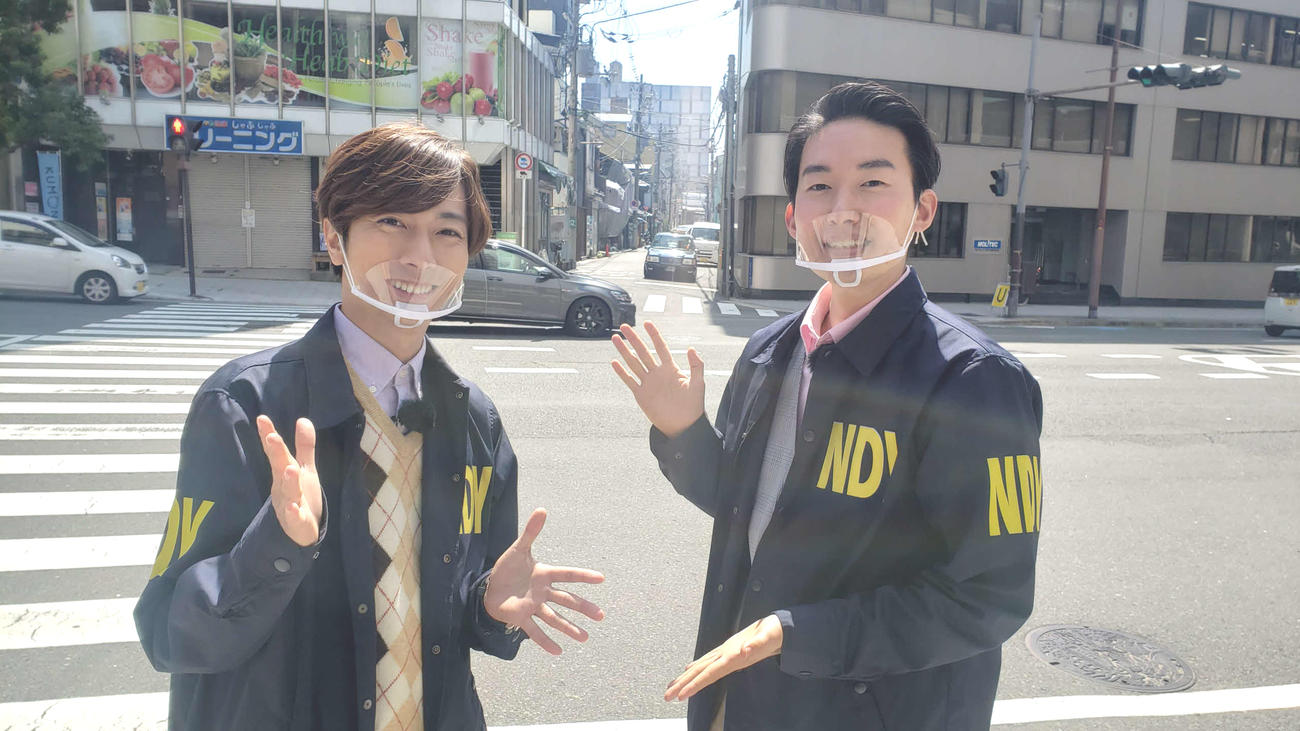 「古川昌希のなんでやねん！？」の初ロケに臨んだ河合郁人（左）。右は古川昌希アナウンサー（ABCテレビ提供）