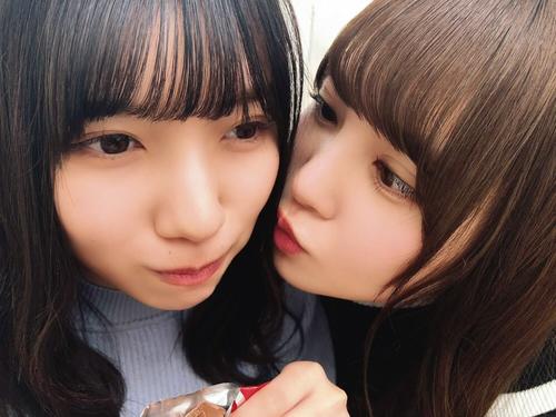 「日向撮」先行カット。河田陽菜(左)と加藤史帆。丹生明里が撮影した