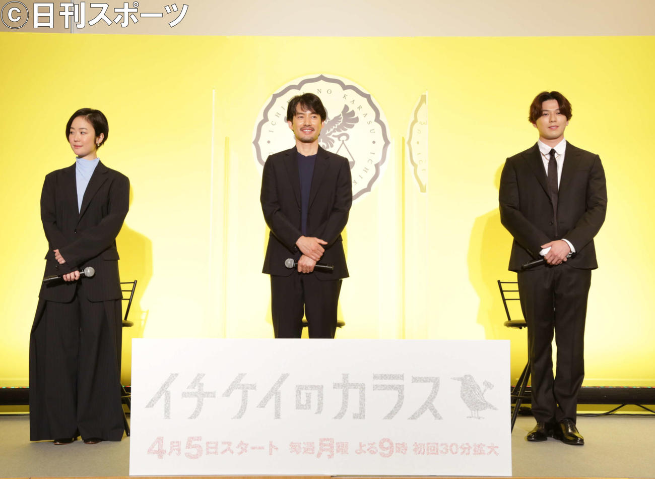 フジテレビ系連続ドラマ「イチケイのカラス」のオンライン制作発表に出席した、左から黒木華、竹野内豊、新田真剣佑