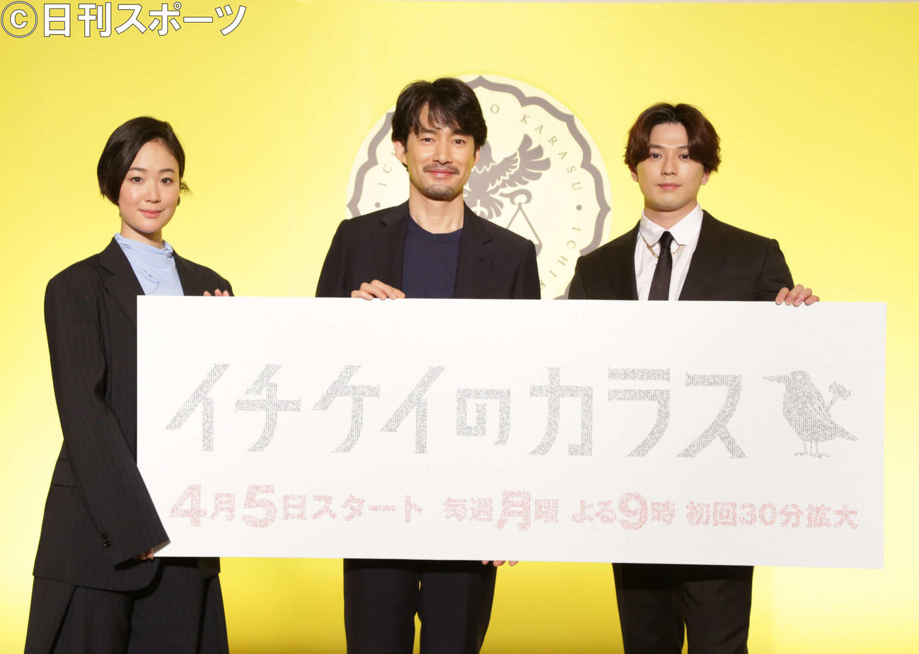 フジテレビ系連続ドラマ「イチケイのカラス」のオンライン制作発表に出席した、左から黒木華、竹野内豊、新田真剣佑