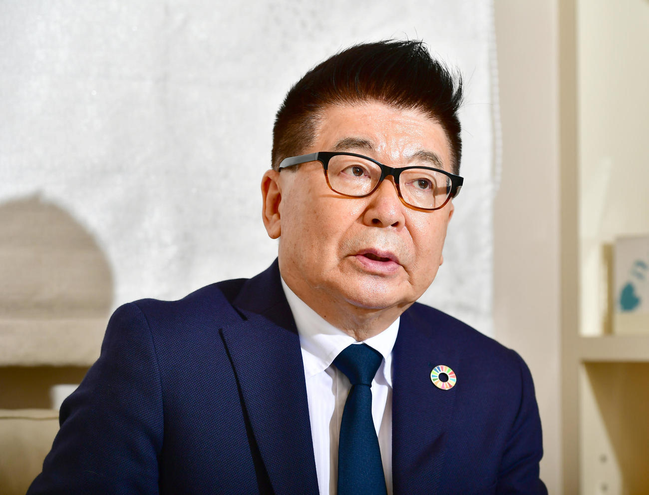 インタビューに臨むフリーアナウンサー生島ヒロシ