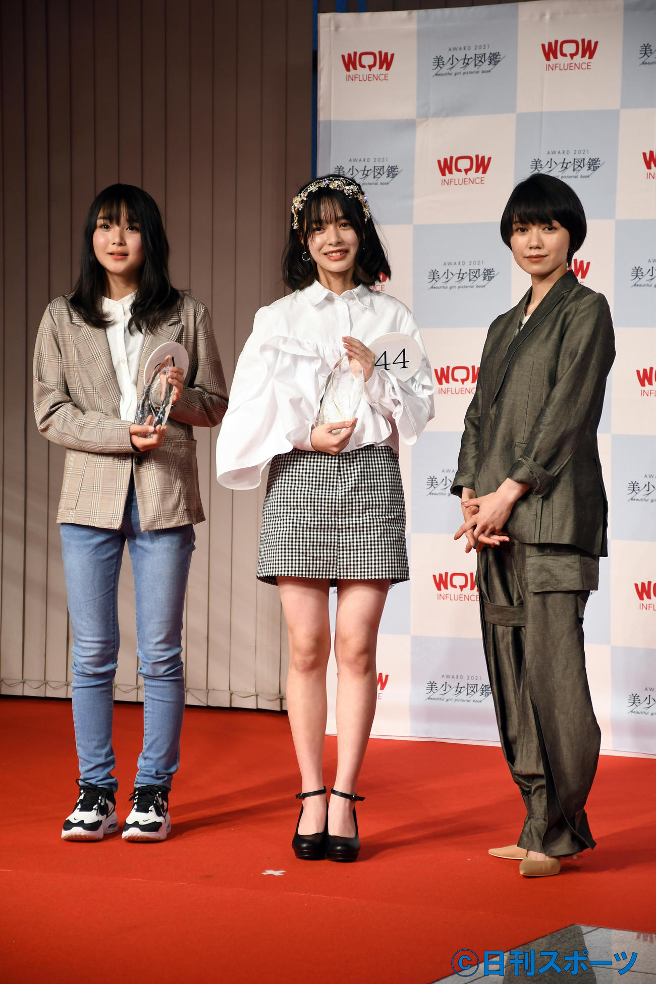 「美少女図鑑AWARD　2021」授賞式に出席した二階堂ふみ（右端）。左は準グランプリの山本由亜那さん、中央はグランプリの白石花恋さん（撮影・大友陽平）