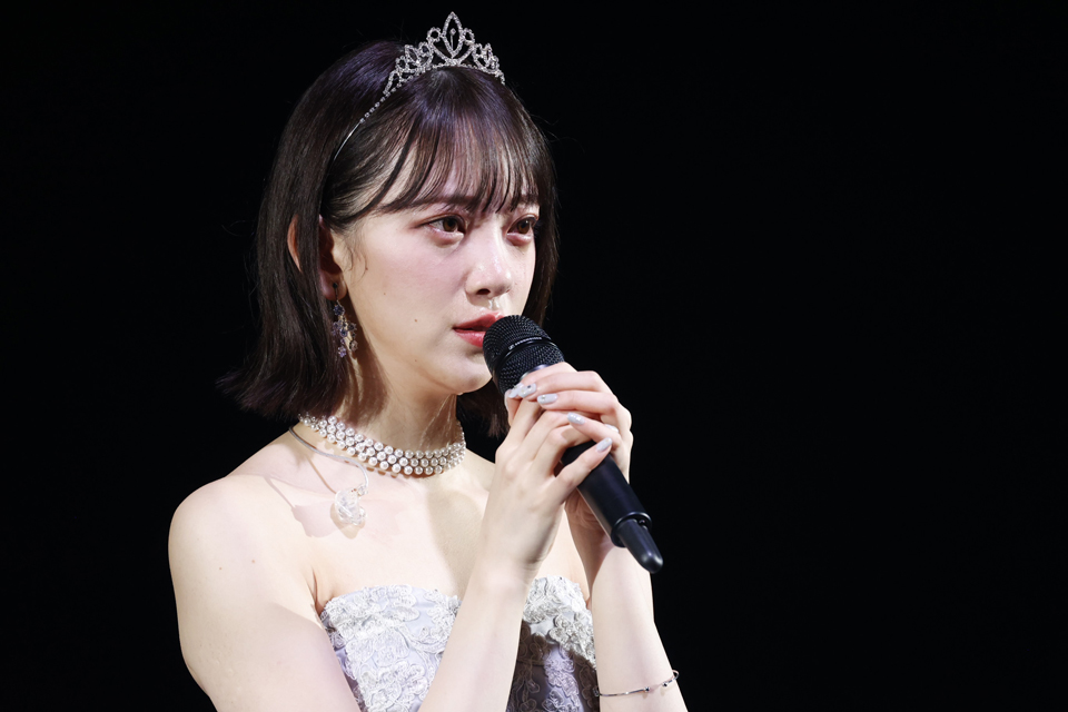 卒業ライブでスピーチする堀未央奈