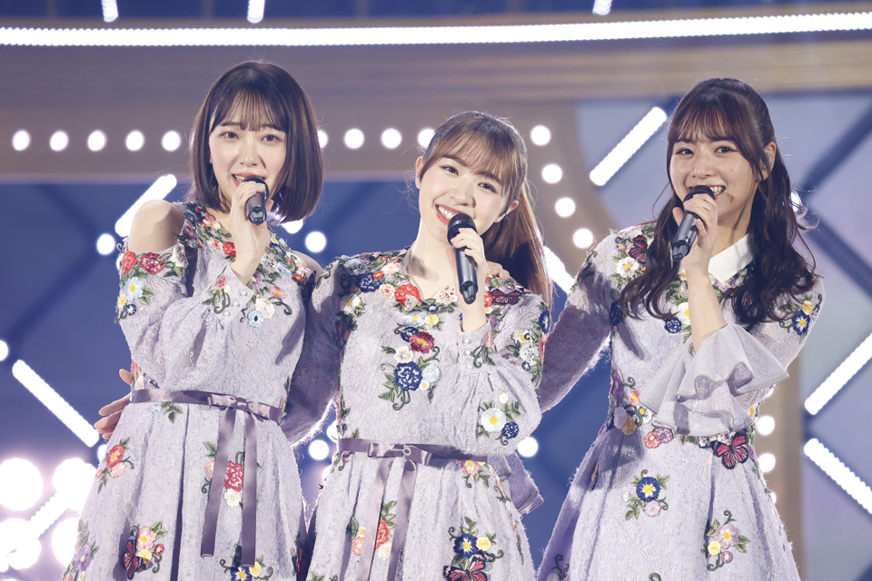 堀未央奈（左）の卒業ライブとなった2期生ライブでパフォーマンスする渡辺みり愛（中央）と北野日奈子