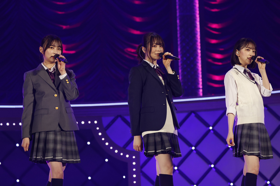 堀未央奈（右）の卒業ライブとなった2期生ライブでパフォーマンスする鈴木絢音（左）と山崎怜奈
