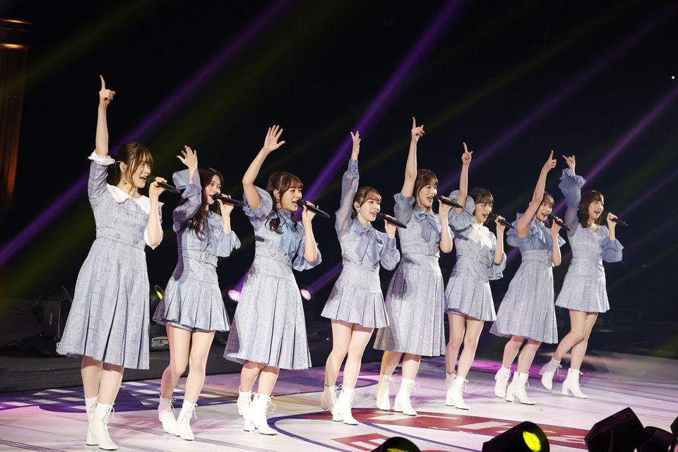 堀未央奈（左から6人目）の卒業ライブとなった2期生ライブでパフォーマンスする乃木坂46の2期生