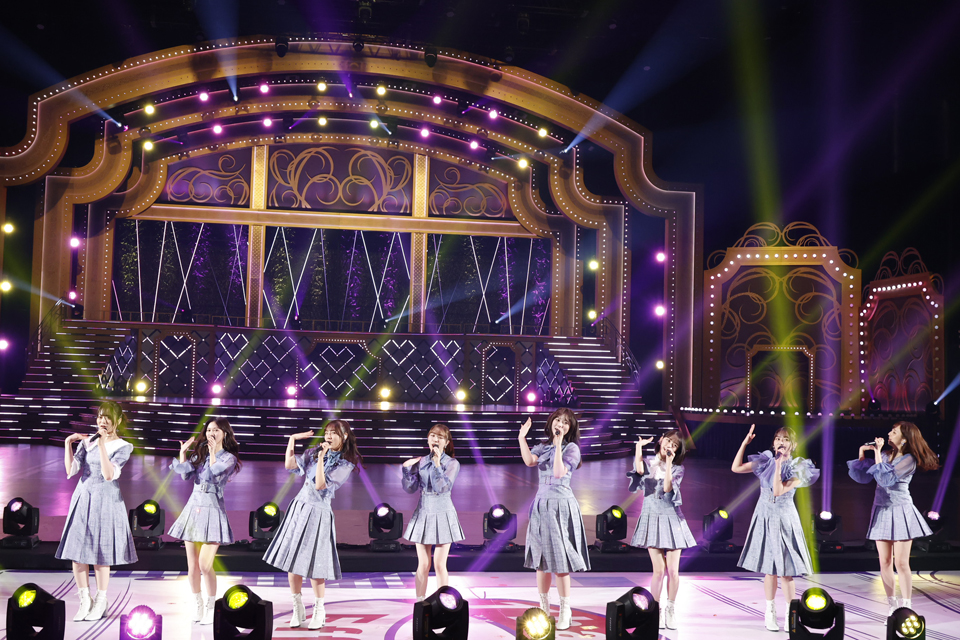 堀未央奈（左から6人目）の卒業ライブとなった2期生ライブでパフォーマンスする乃木坂46の2期生
