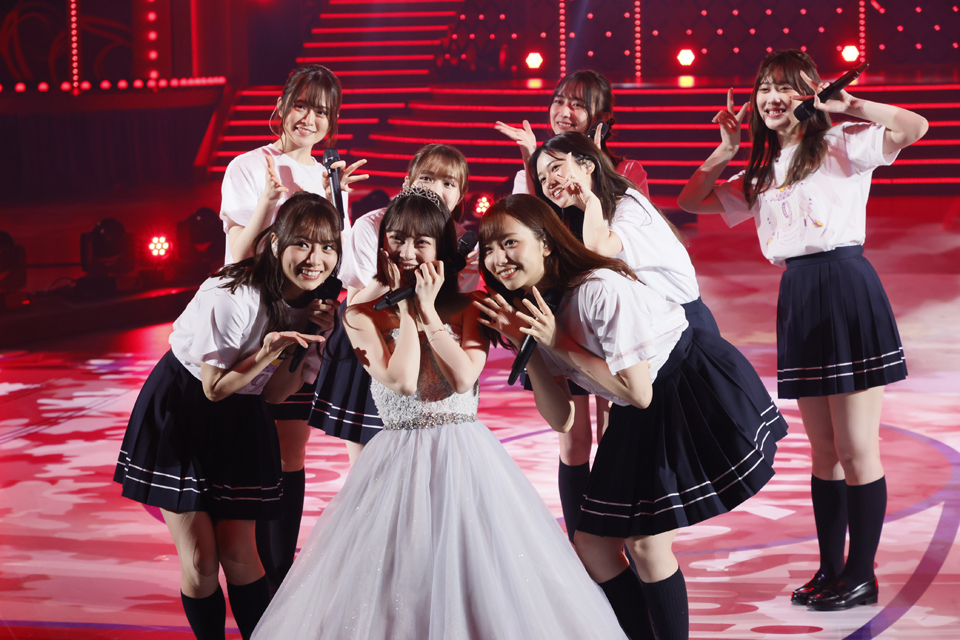 卒業する堀未央奈（前列中央）とともに笑顔を見せる乃木坂46の2期生
