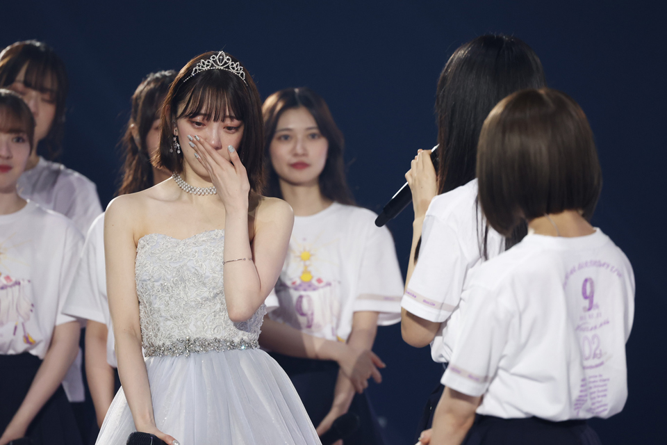 卒業ライブで涙する堀未央奈（中央左）
