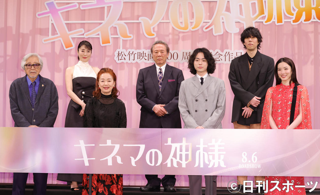 映画「キネマの神様」完成報告会見を行った前列左から山田洋次監督、宮本信子、菅田将暉、永野芽郁、後列左から寺島しのぶ、小林稔侍、野田洋次郎（撮影・中島郁夫）
