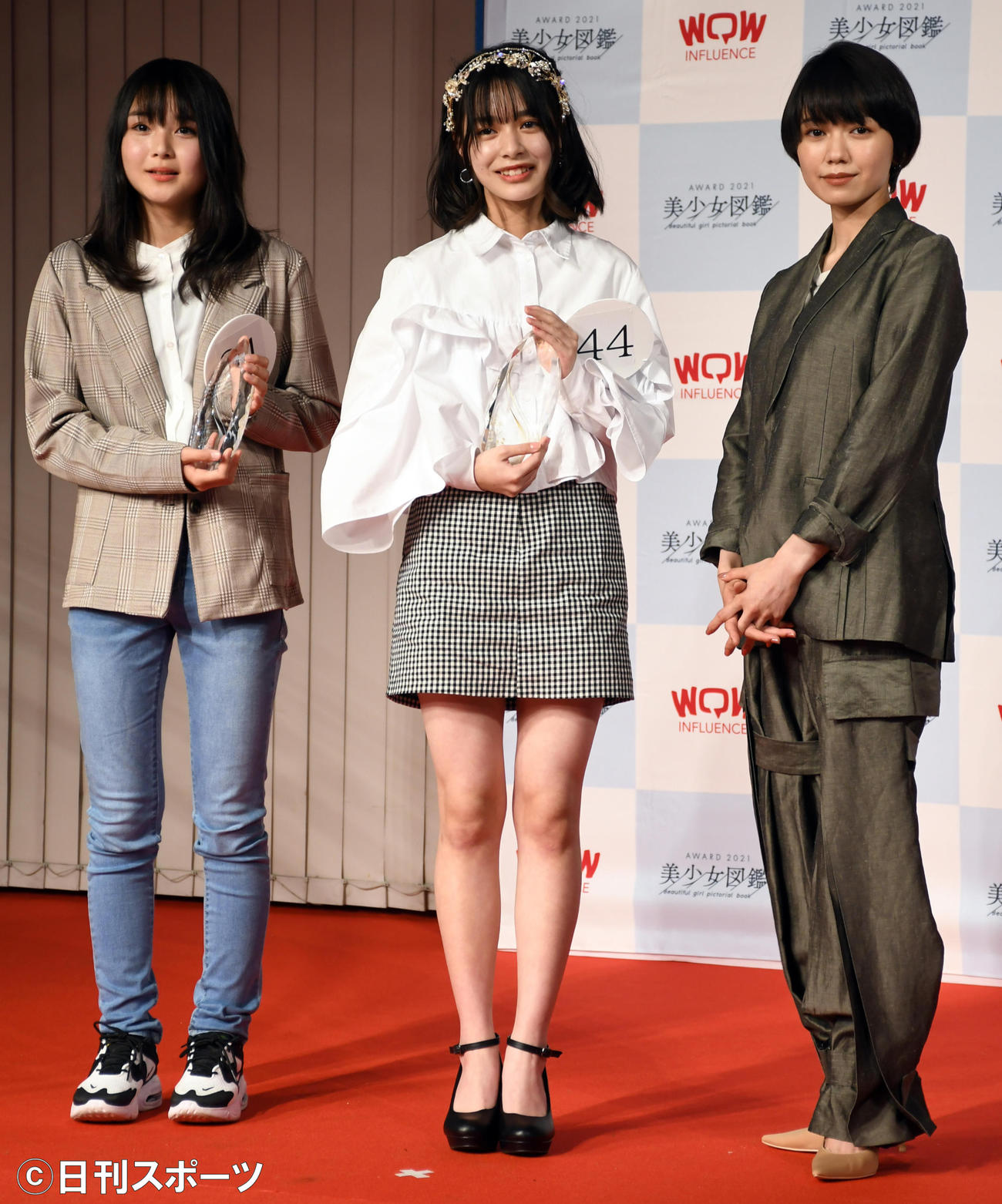 「美少女図鑑AWARD 2021」授賞式に出席した二階堂ふみ（右端）。左は準グランプリの山本由亜那さん、中央はグランプリの白石花恋さん（撮影・大友陽平）