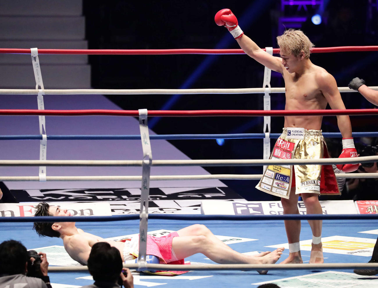 スーパーフェザー級タイトル戦　武尊対レオナ・ペタス　1回、ダウンを奪う武尊（右）（2021年3月28日撮影）