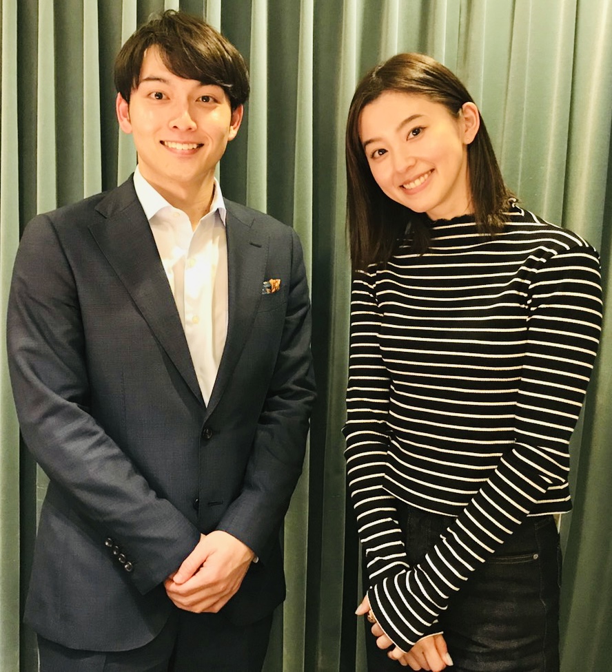 TBSラジオ「朝比奈彩の淡路島放送局 ！ 」でコンビを組む小林広輝アナウンサー（左）と朝比奈彩