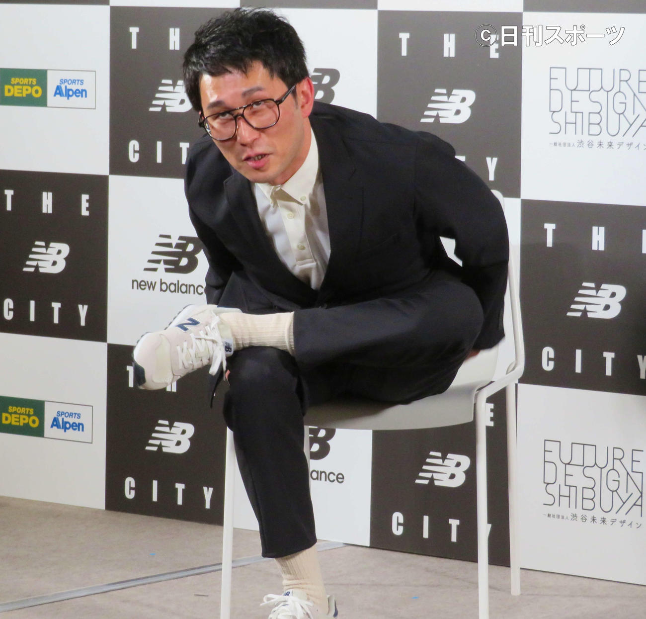 「ワークティブプロジェクト」発足発表会に出席し、伸縮性抜群のスーツをアピールすべく、ストレッチに励むじろう（撮影・三須佳夏）