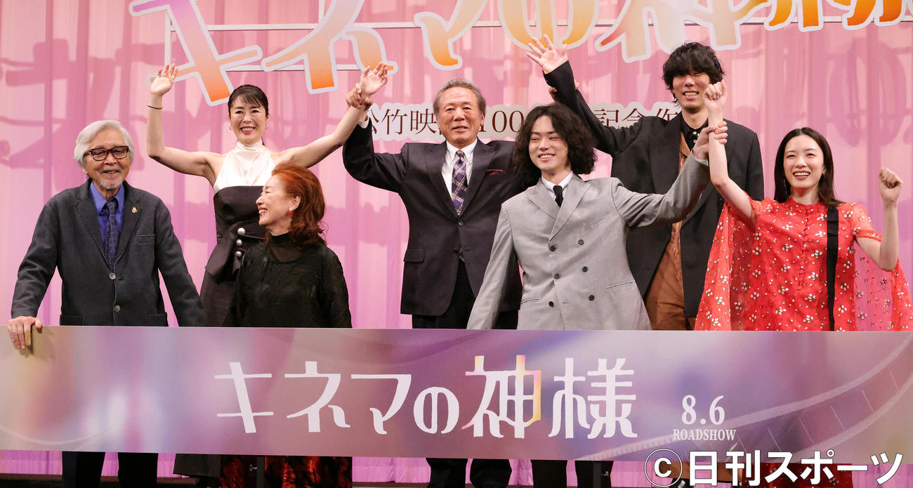 映画「キネマの神様」完成報告会見の記念撮影で盛り上がる前列左から山田洋次監督、宮本信子、菅田将暉、永野芽郁、後列左から寺島しのぶ、小林稔侍、野田洋次郎（撮影・中島郁夫）