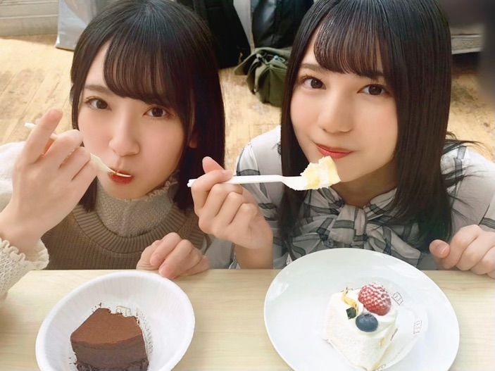 「日向撮」先行カット。ケーキをほおばる金村美玖（左）と小坂菜緒。東村芽依が撮影した