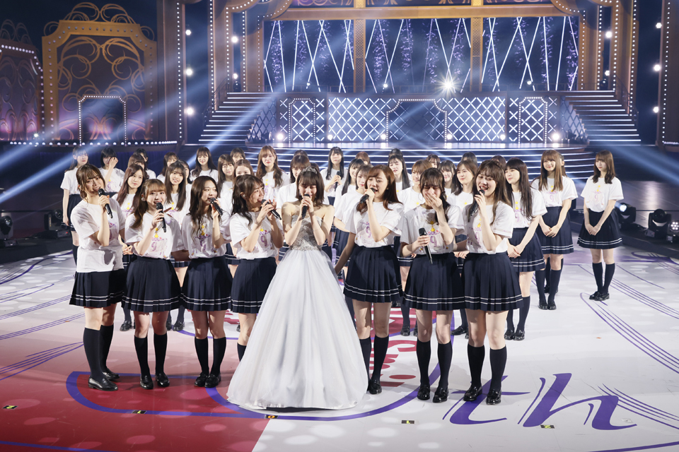 卒業する堀未央奈（前列左から5人目）とともに笑顔を見せる乃木坂46の2期生（前列）を、先輩や後輩たちも見守る