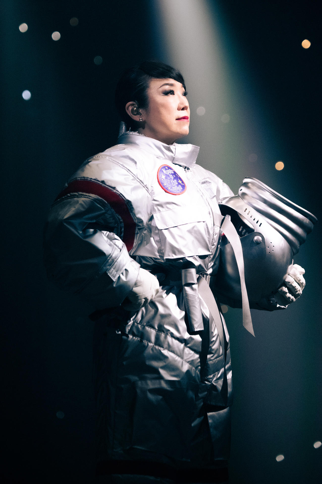 41年目を迎えた恒例の苗場ライブで宇宙服風の衣装でパフォーマンスする松任谷由実