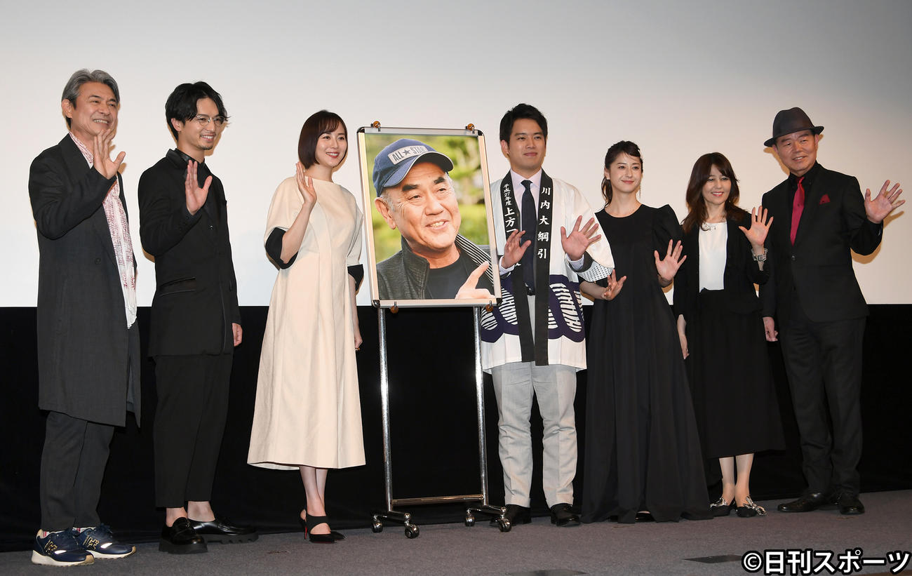 「大綱引の恋」の上映イベントで、観客に手を振る升毅（左端）ら（撮影・酒井清司）