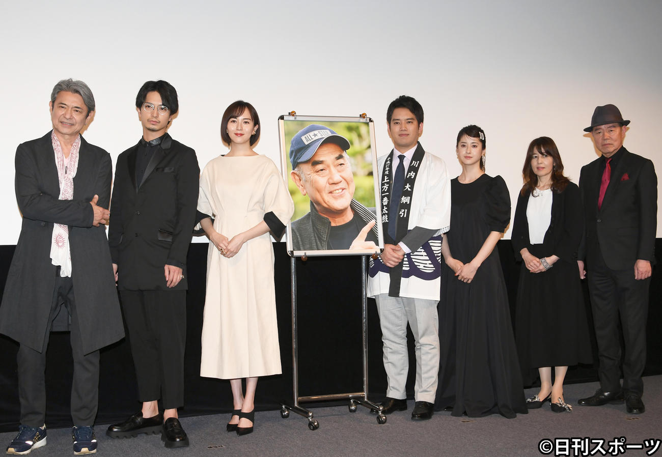 「大綱引の恋」の上映イベントで、観客に手を振る左から升毅、中村優一、比嘉愛未、佐々部清監督、三浦貴大、松本若菜、石野真子、西田聖志郎（撮影・酒井清司）