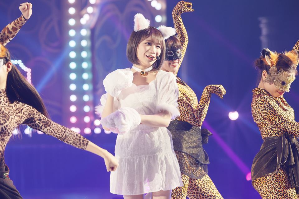 乃木坂46の「1期生ライブ」でパフォーマンスした秋元真夏（中央）