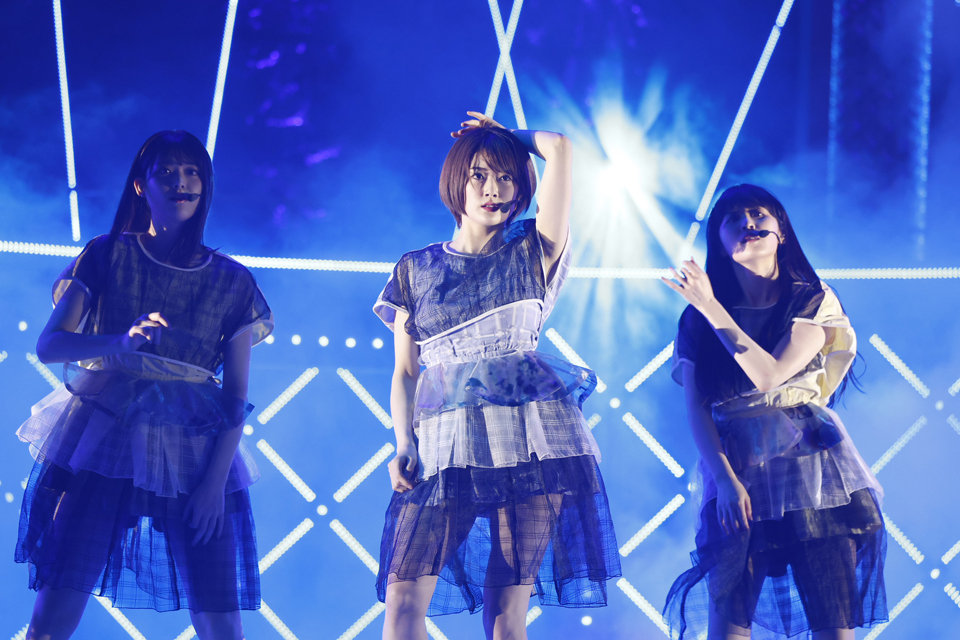 乃木坂46の「1期生ライブ」でパフォーマンスする樋口日奈（中央）