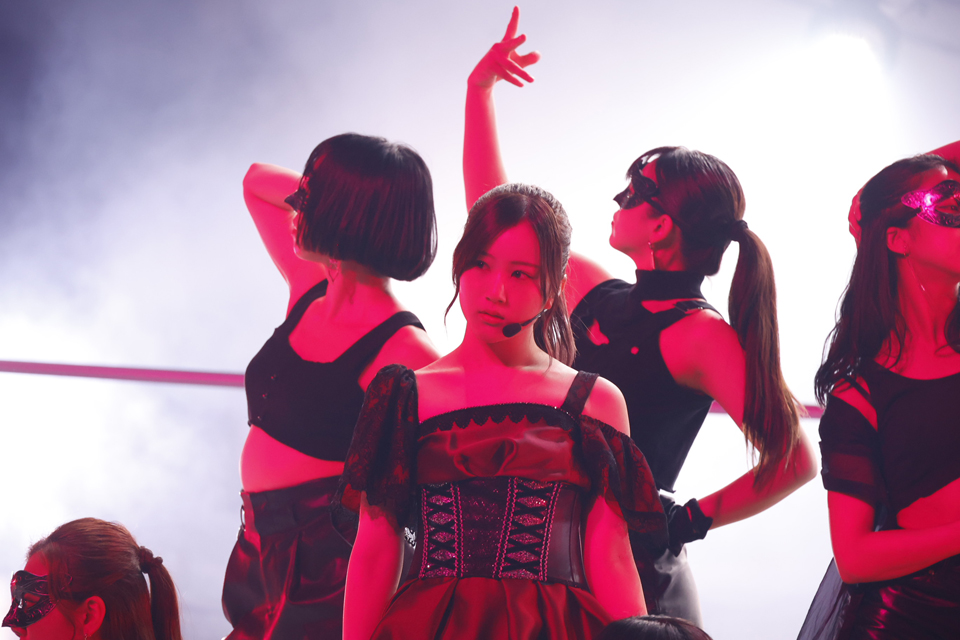 乃木坂46の「1期生ライブ」でパフォーマンスする星野みなみ（中央）