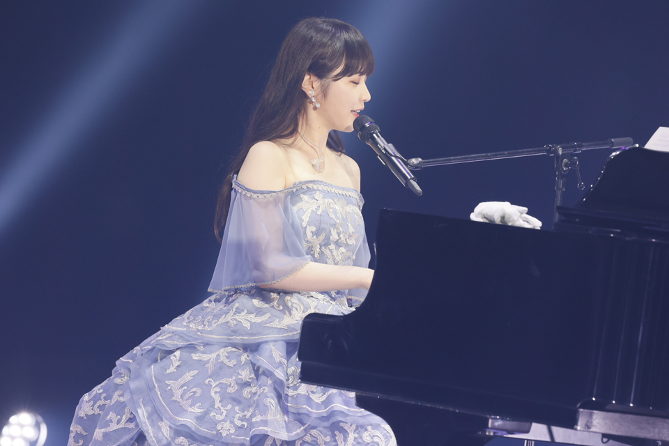 乃木坂46の「1期生ライブ」でピアノの弾き語り？　を披露した高山一実