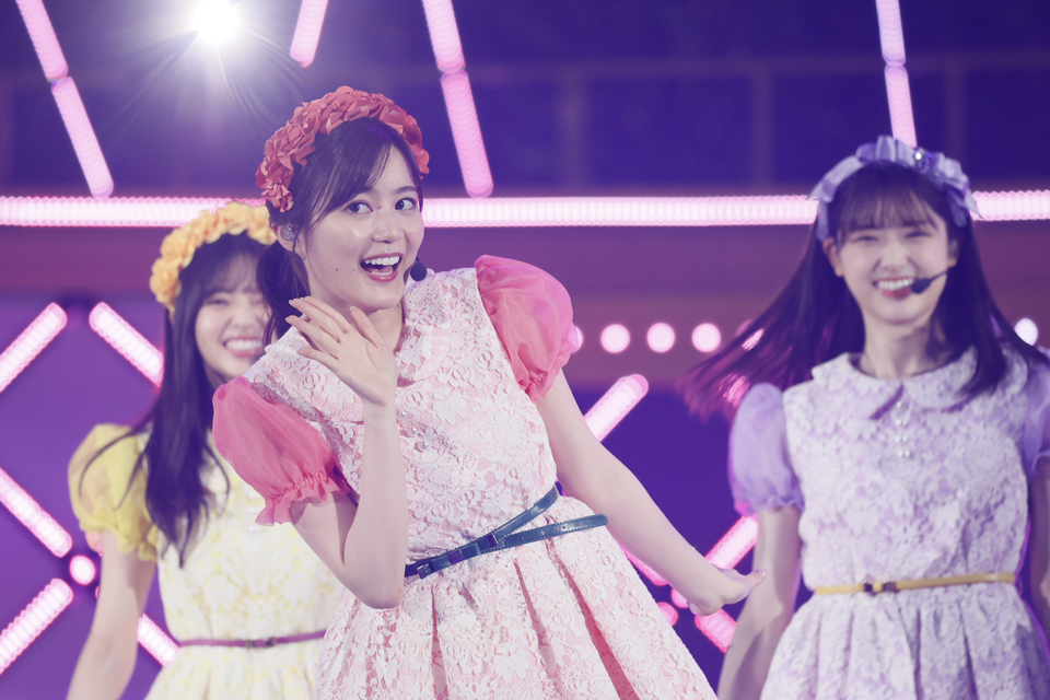 乃木坂46の「1期生ライブ」でパフォーマンスした生田絵梨花（中央）
