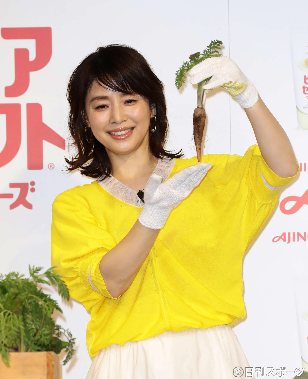 プランターから人参を収穫した石田ゆり子（撮影・丹羽敏通）