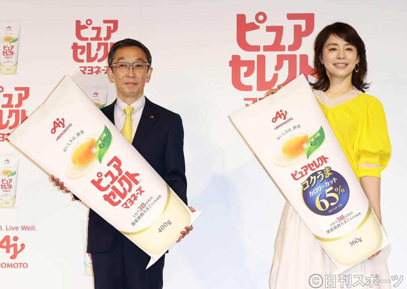 味の素食品事業本部の岡本達也調味料事業部長（左）と写真に納まる石田ゆり子（撮影・丹羽敏通）