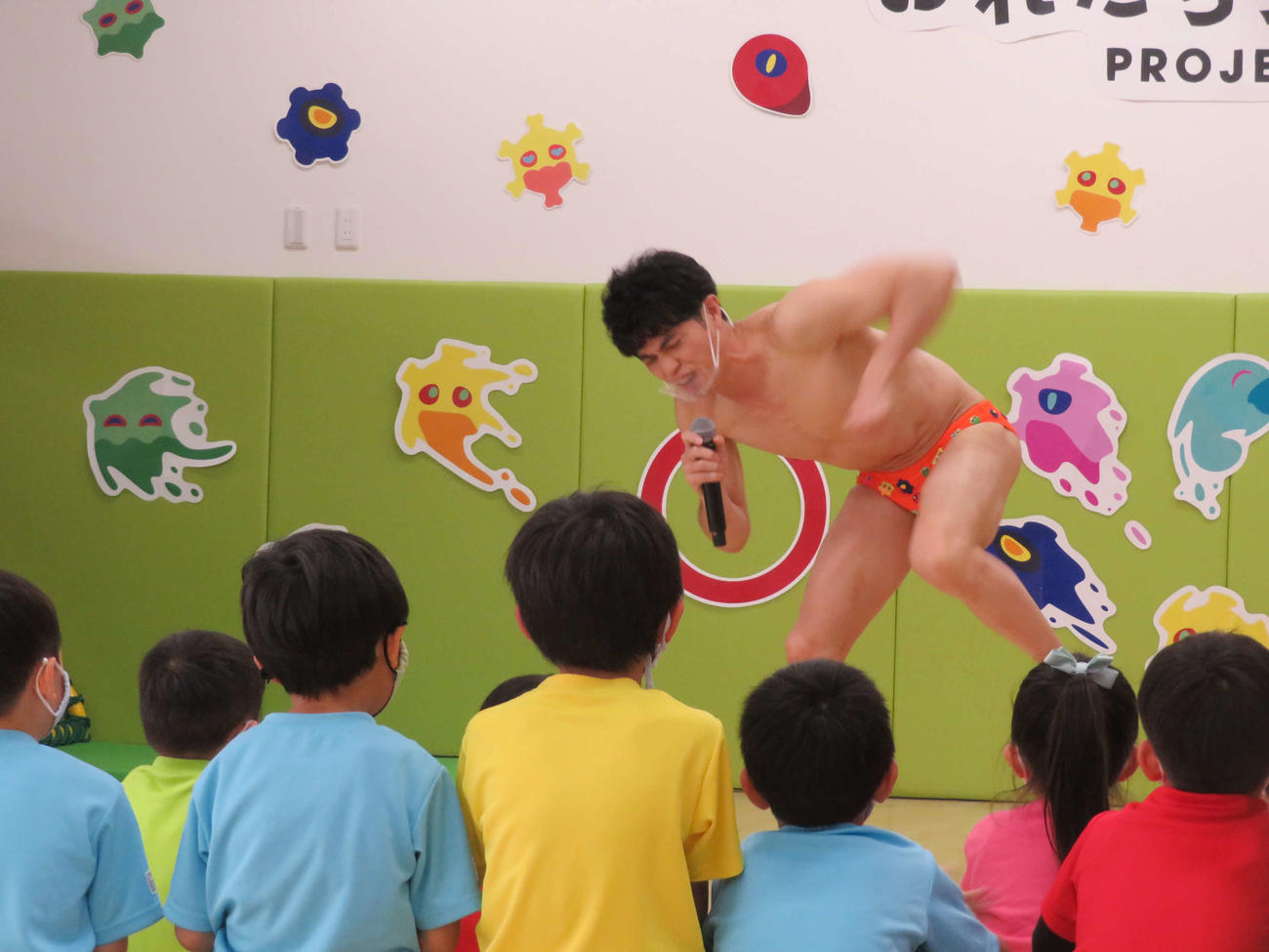 「小島よしお先生と学ぶ『おれたちういるすSCHOOL』」で、子どもたちを前に「そんなの関係ねぇ！」と叫びながら激しく動く小島よしお（撮影・村上幸将）