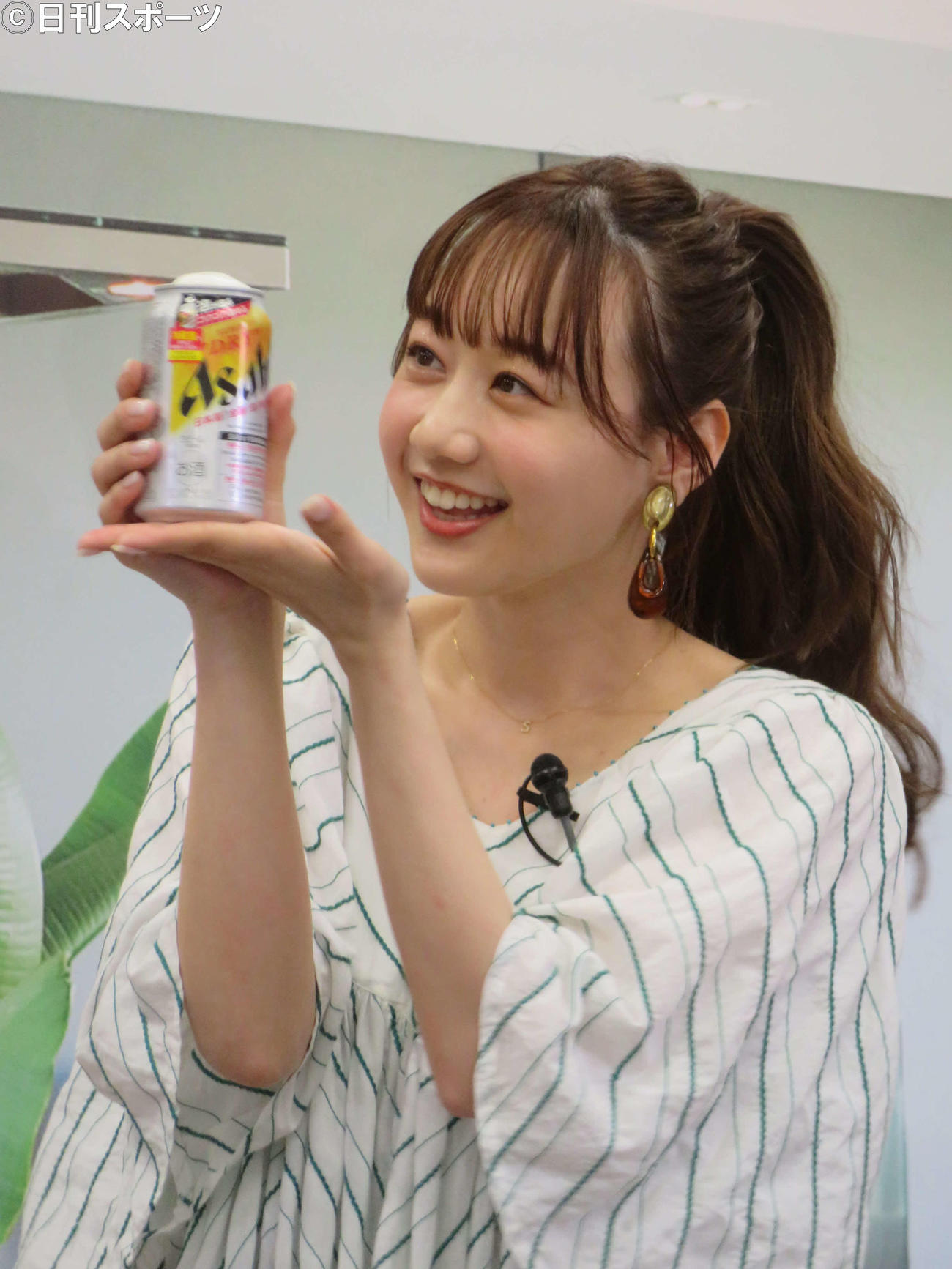 「アサヒスーパードライ　生ジョッキ缶」メディア先行体験会・取材会で新商品を飲み、満面の笑みを浮かべる高田秋（撮影・村上幸将）