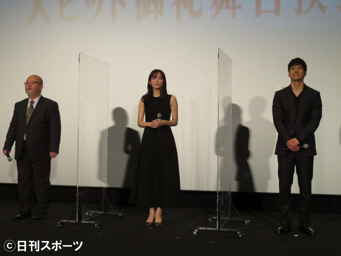 映画「奥様は、取り扱い注意」大ヒット御礼舞台あいさつに登壇した、左から佐藤東弥監督、綾瀬はるか、西島秀俊（撮影・村上幸将）