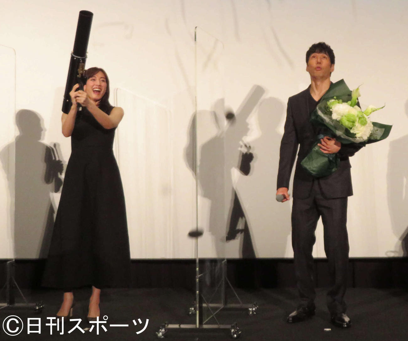 映画「奥様は、取り扱い注意」大ヒット御礼舞台あいさつで綾瀬はるかがバズーカ砲を発射し、驚く西島秀俊（撮影・村上幸将）
