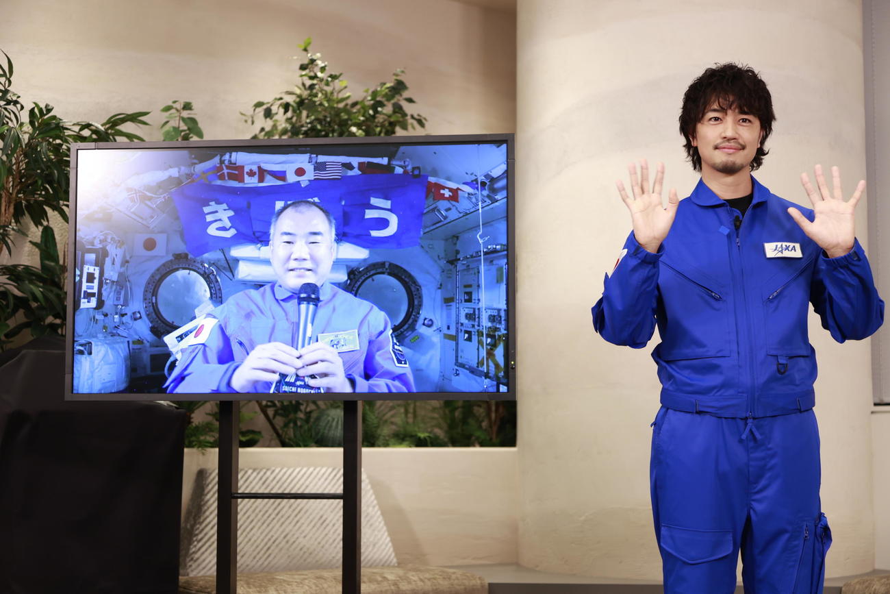 宇宙にいる野口聡一さんと画面ごしに交信した斎藤工