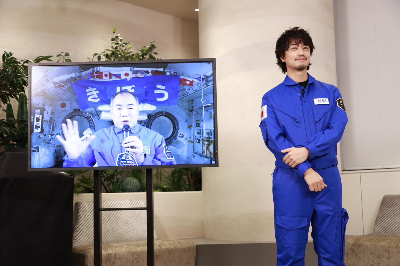 宇宙から手を振る野口聡一さんと画面ごしに交信した斎藤工