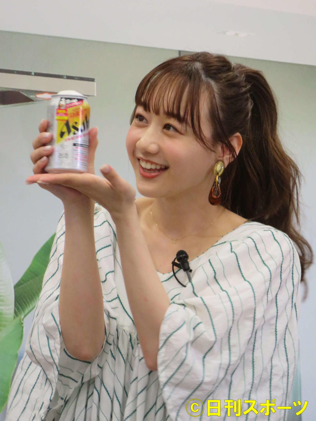 「アサヒスーパードライ　生ジョッキ缶」メディア先行体験会・取材会で新商品を飲み、満面の笑みを浮かべる高田秋（撮影・村上幸将）