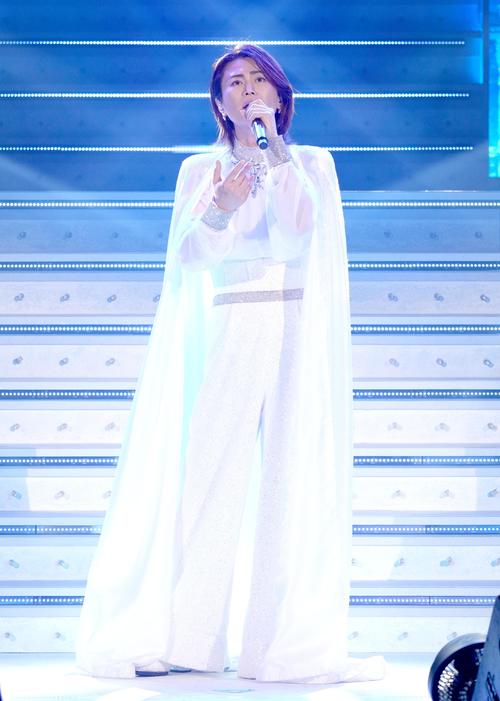 2500回目の公演で熱唱する氷川きよし