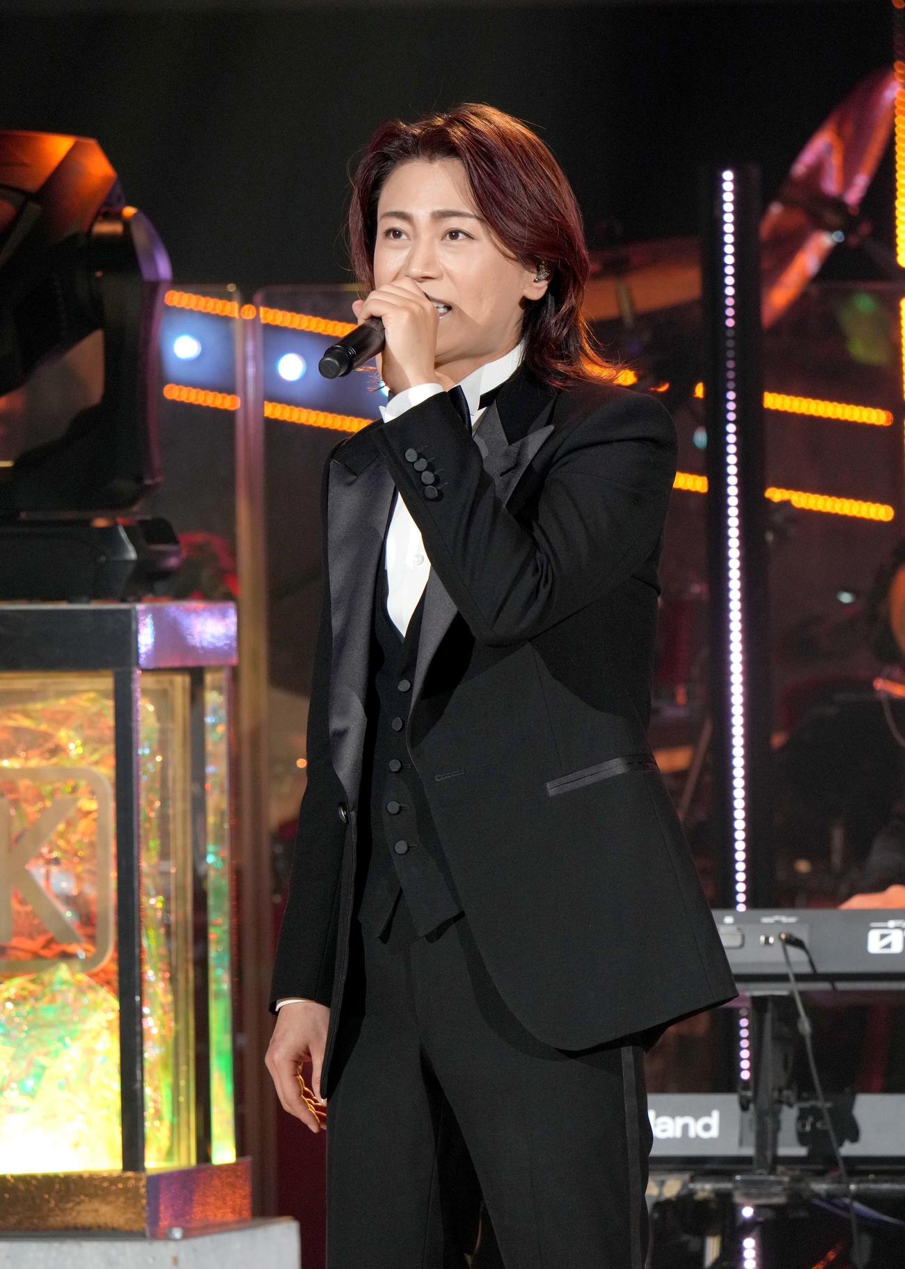 2500回目の公演で熱唱する氷川きよし