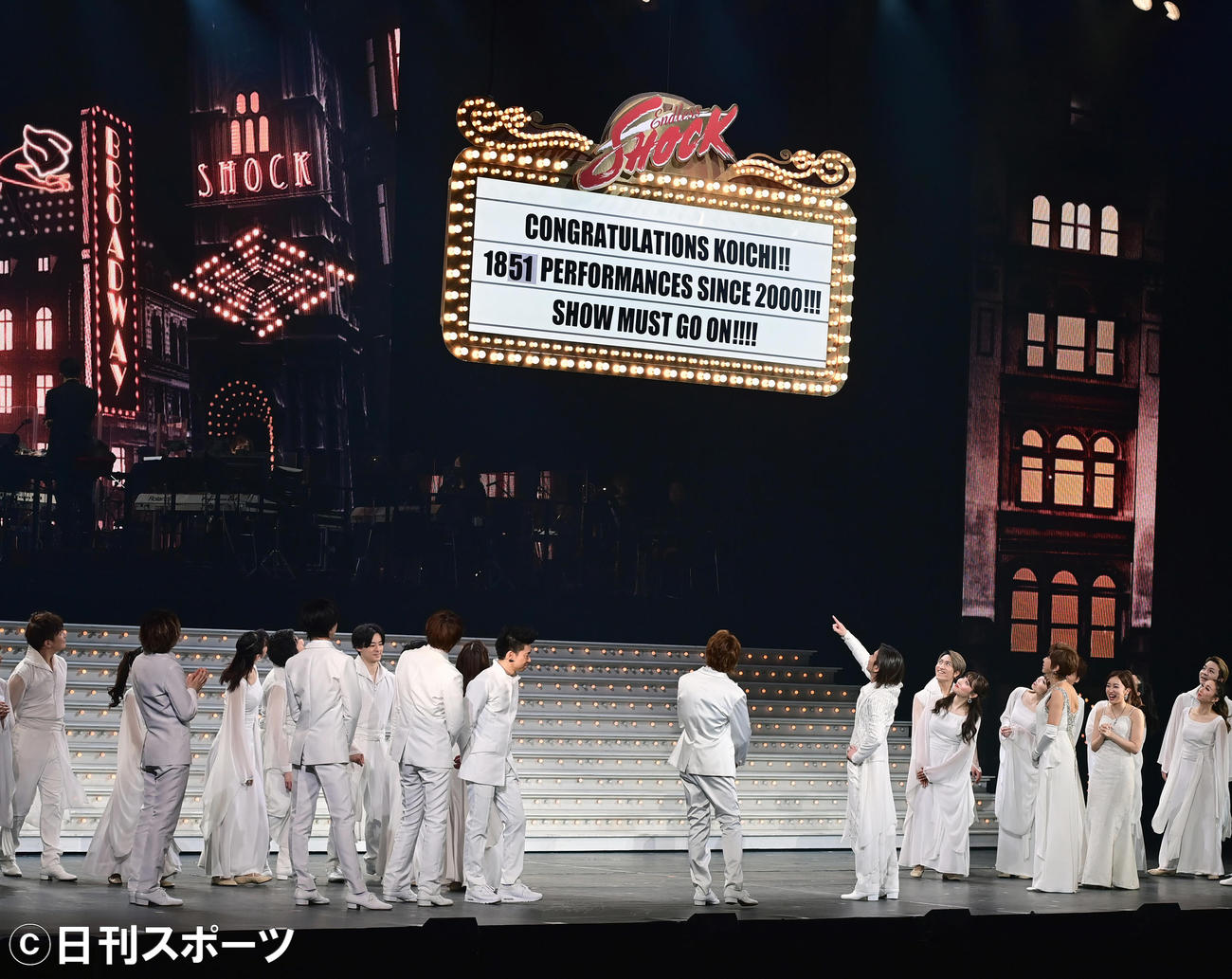 「Endless SHOCK　－Eternal－」のカーテンコールで千秋楽公演を祝福し降りてきた看板を指さす堂本光一（撮影・小沢裕）