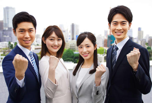 テレビ朝日に入社した新人アナウンサー。左から駒見直音、森山みなみ、田原萌々、佐々木快アナウンサー
