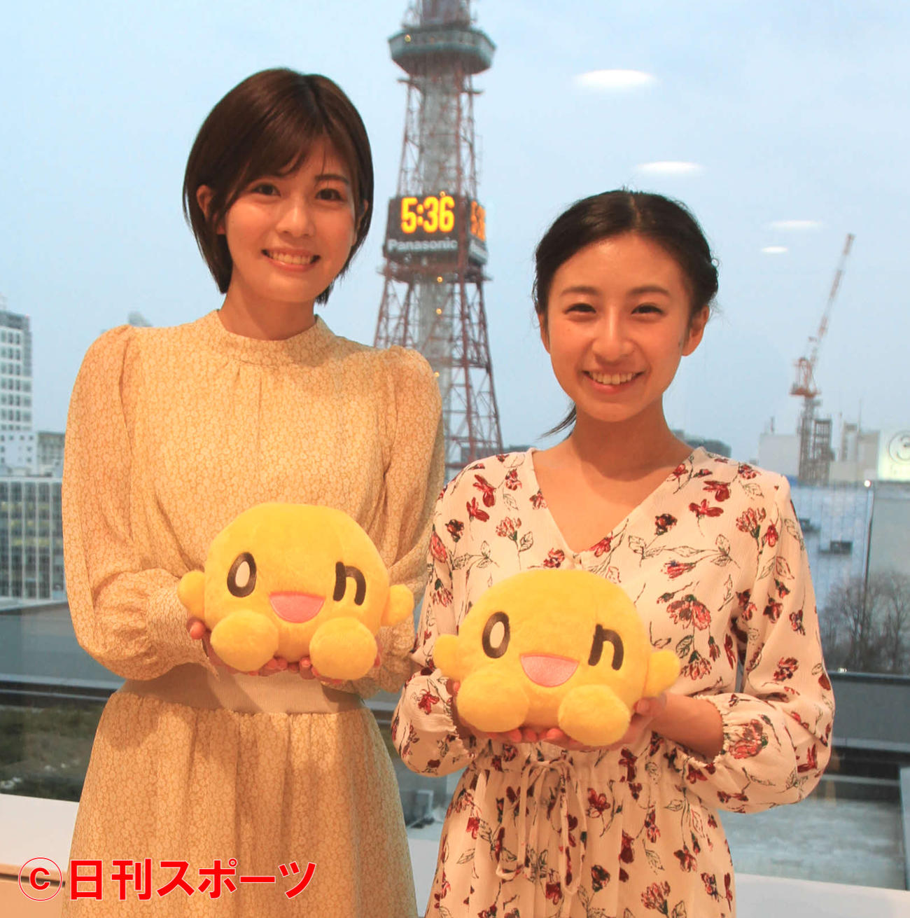 入社式前に生放送デビューするHTBの左から田口アナ、森アナ