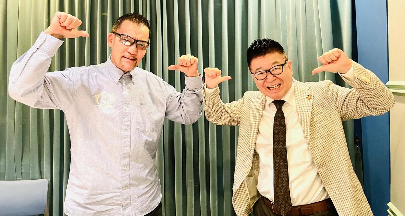 リングに登場したときのポーズを決める蝶野正洋（左）と生島ヒロシ